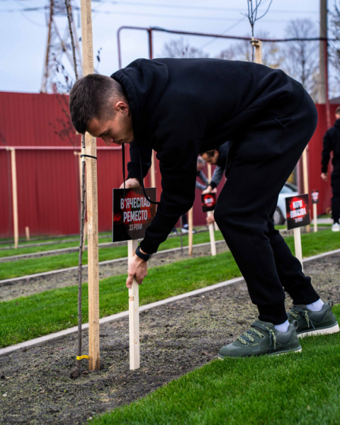 21 ім’я — 21 дерево: футболісти ФК «Кривбас» висадили алею у пам'ять за загиблими криворіжцями2