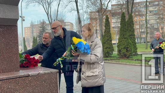 Борімося – поборемо: у Кривому Розі відбулося покладання квітів з нагоди Дня гідності та свободи4