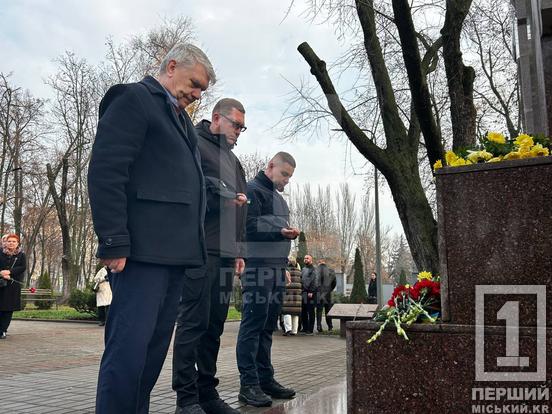 Борімося – поборемо: у Кривому Розі відбулося покладання квітів з нагоди Дня гідності та свободи2
