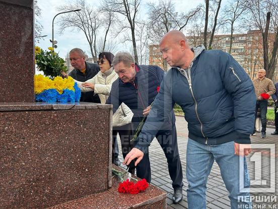 Борімося – поборемо: у Кривому Розі відбулося покладання квітів з нагоди Дня гідності та свободи3