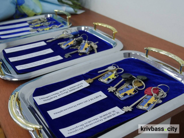 Дев'ять осель для дитячих будинків сімейного типу: у Кривому Розі батькам-вихователям вручили ключі від нового житла1