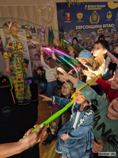 Дітям з Херсонщини подарували свято: як у Кривому Розі підтримують переселенців3