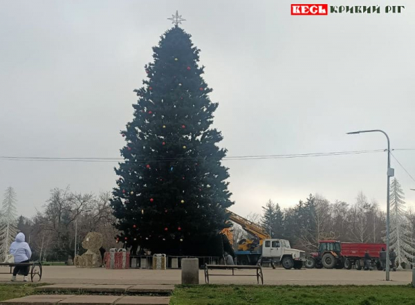 Завершується прикрашання головної ялинки Кривого Рогу в парку Героїв