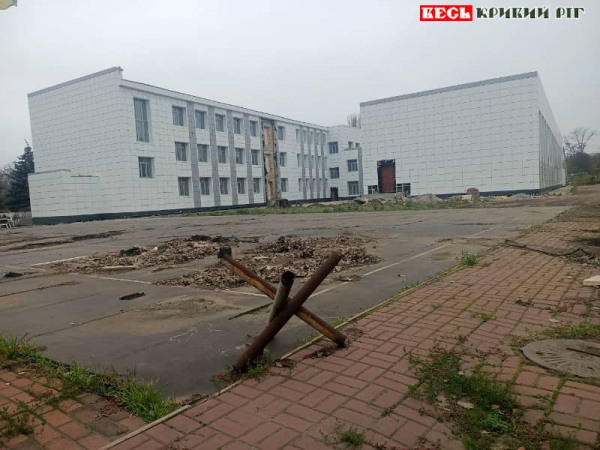 Підбиту російську техніку вивезено з території школи №4 в Кривому Розі