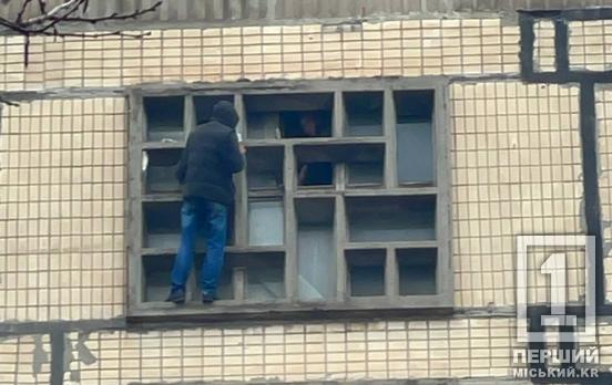 Кликав дружину, щоб подивилася: у Кривому Розі чоловік хотів стрибнути з 9 поверху