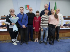 Кривий Ріг посилює впровадження сімейних форм виховання - ще дев’ять родин отримали ключі від нового житла для створення та розвитку дитячих будинків сімейного типу2