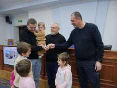 Кривий Ріг посилює впровадження сімейних форм виховання - ще дев’ять родин отримали ключі від нового житла для створення та розвитку дитячих будинків сімейного типу1