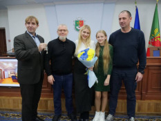 Кривий Ріг посилює впровадження сімейних форм виховання - ще дев’ять родин отримали ключі від нового житла для створення та розвитку дитячих будинків сімейного типу5