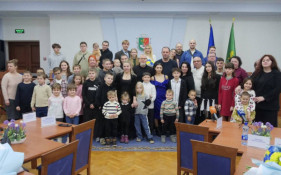 Кривий Ріг посилює впровадження сімейних форм виховання - ще дев’ять родин отримали ключі від нового житла для створення та розвитку дитячих будинків сімейного типу3