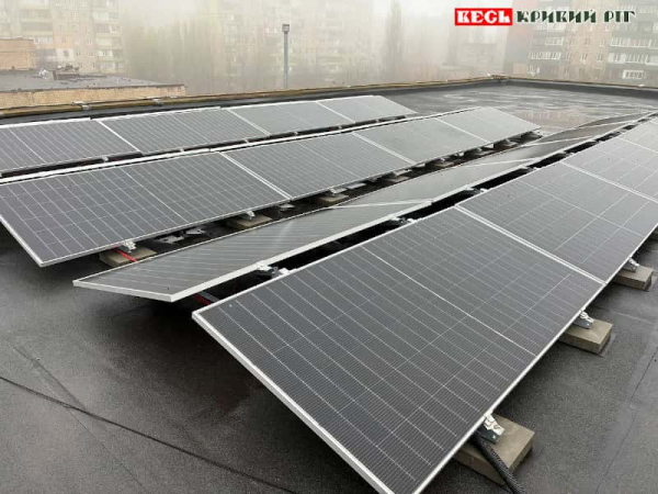 Сонячні панелі на даху Криворізького ліцею №81