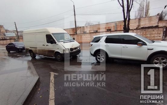 Land Rover відчув удар ззаду: на Гетьманській бус в’їхав у позашляховик