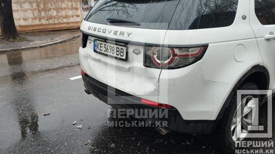 Land Rover відчув удар ззаду: на Гетьманській бус в’їхав у позашляховик2