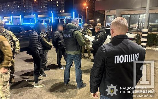 Мали елітний транспорт та зброю: на Дніпропетровщині затримали вимагачів неіснуючого боргу «померлої людини»