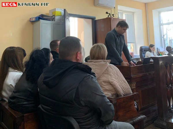 Прокурор зачитує обвинувачення «кладбищенській мафії» в Металургійному суді в Кривому Розі