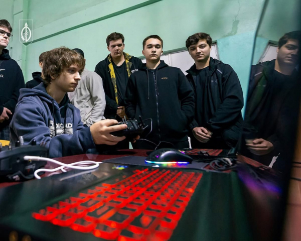 Молодь Кривого Рогу вчиться працювати з дронами: військові 129 ОВМБр провели тренінг для студентів4