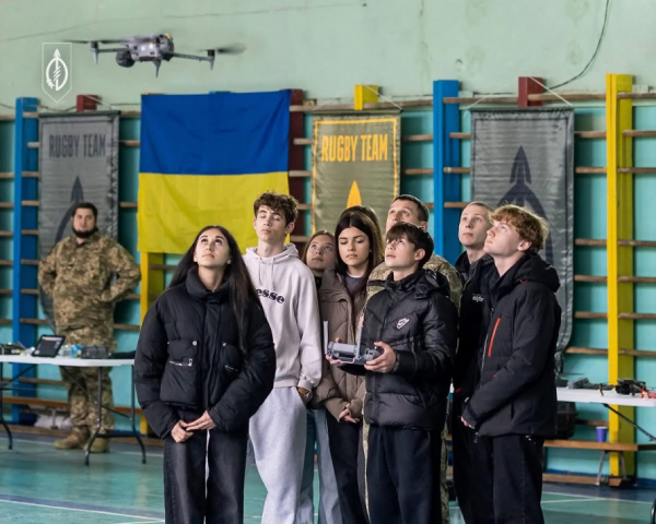Молодь Кривого Рогу вчиться працювати з дронами: військові 129 ОВМБр провели тренінг для студентів5