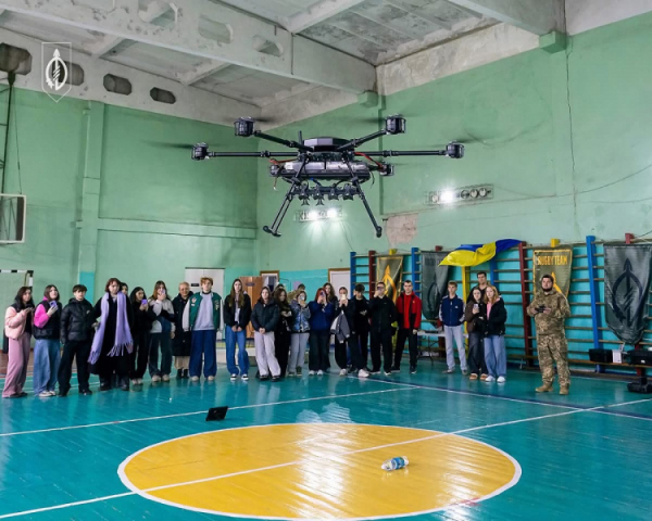 Молодь Кривого Рогу вчиться працювати з дронами: військові 129 ОВМБр провели тренінг для студентів