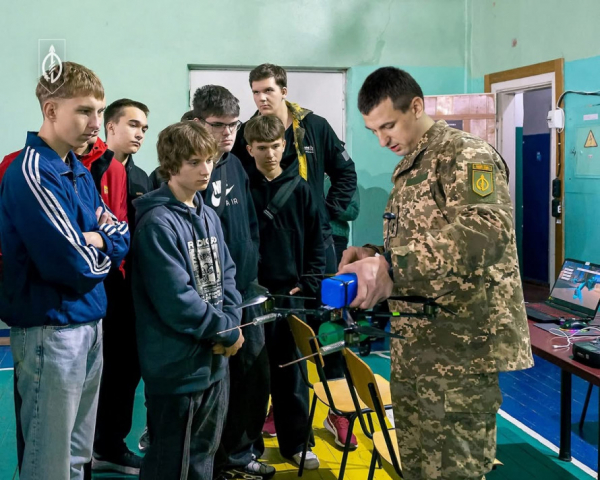 Молодь Кривого Рогу вчиться працювати з дронами: військові 129 ОВМБр провели тренінг для студентів6