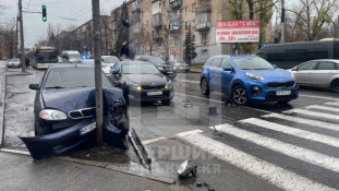 На Центральному проспекті Daewoo врізався у світлофорний стовп: рух тролейбусів заблокований1