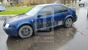 На проспекті Металургів легковик підрізав тролейбус1