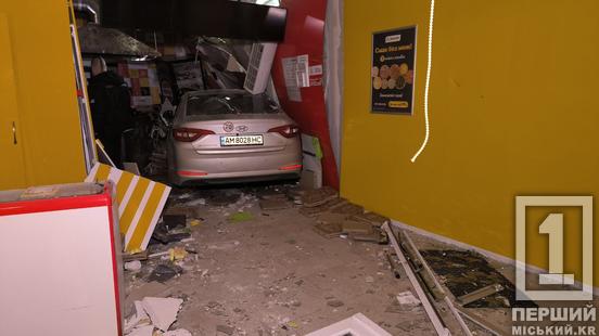 На Сонячному автівка протаранила піцерію: є постраждала1