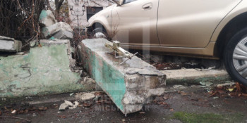 На вулиці Вадима Гурова через аварію легковик вилетів з дороги на приватну ділянку домоволодіння3