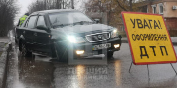 На вулиці Вадима Гурова через аварію легковик вилетів з дороги на приватну ділянку домоволодіння1