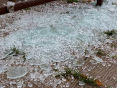 На Зарічному розтрощили зупинку2