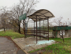 На Зарічному розтрощили зупинку0