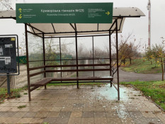 На Зарічному розтрощили зупинку1