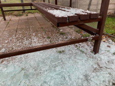 На Зарічному розтрощили зупинку3