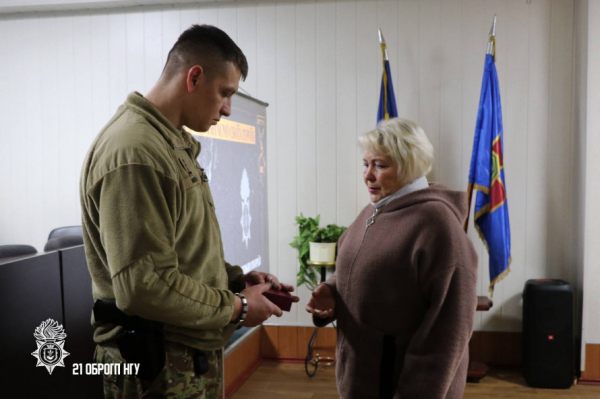 Нагороди посмертно: у Кривому Розі сім`ям полеглих нацгвардійців передали державні нагороди3