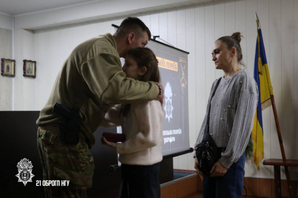 Нагороди посмертно: у Кривому Розі сім`ям полеглих нацгвардійців передали державні нагороди2