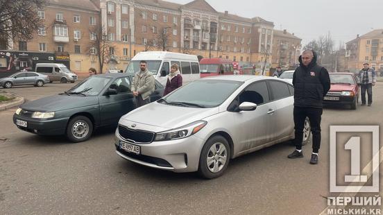 Не забуваємо жертв війни: у Кривому Розі пройшла хвилина мовчання2