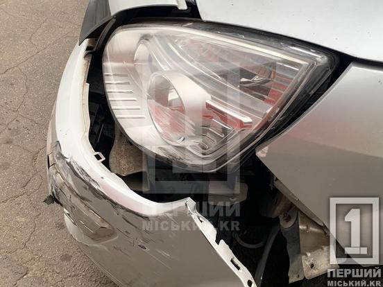 Небезпечна втрата концентрації: на Соборності Renault протаранив трамвай5