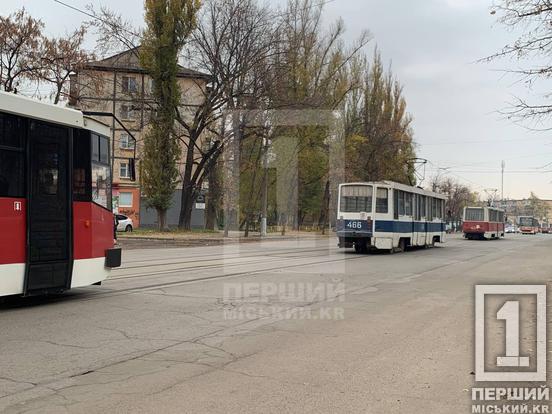 Небезпечна втрата концентрації: на Соборності Renault протаранив трамвай7