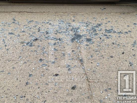 Небезпечна втрата концентрації: на Соборності Renault протаранив трамвай4