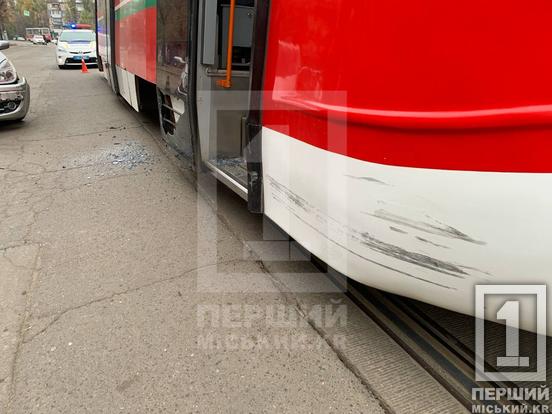 Небезпечна втрата концентрації: на Соборності Renault протаранив трамвай2