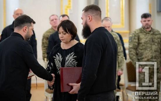 Під двома вишнями на «Азовсталі»: родина криворіжця, підполковника Сергія Кандиби отримала нагороду від Президента України