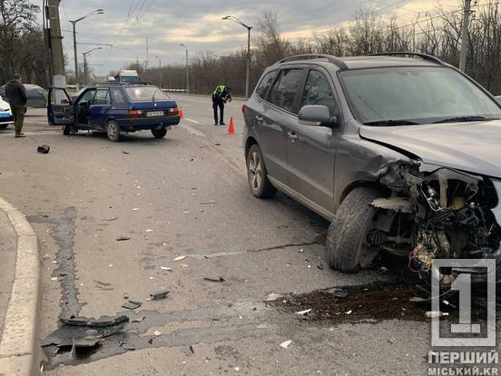 Серйозні механічні пошкодження від удару: на Дніпровському шосе зіштовхнулися Skoda і Hyundai3