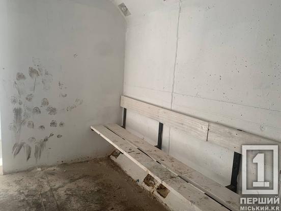 Спалені двері та сліди від взуття на стінах: на Довгинцево невідомі сплюндрували модульне укриття4