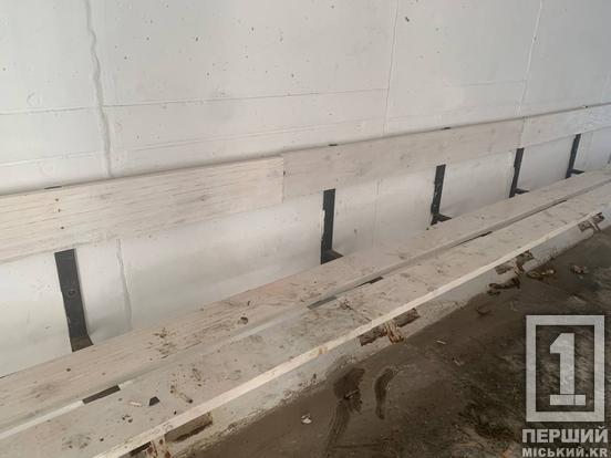 Спалені двері та сліди від взуття на стінах: на Довгинцево невідомі сплюндрували модульне укриття1