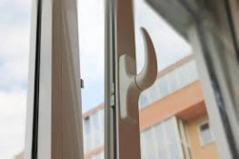 Трагічна загибель у Покровському районі: 96-річна жінка випала з вікна0