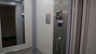 У Кривому Розі молода жінка з немовлям та підліток застрягли у ліфті через відключення світла0