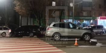 У Кривому Розі на 173 кварталі авто влетіло у відбійник0