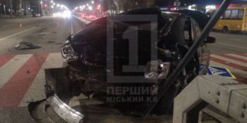 У Кривому Розі на 173 кварталі авто влетіло у відбійник1