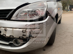 У Кривому Розі на вулиці Собороності автомобіль врізався в трамвай1