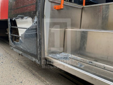 У Кривому Розі на вулиці Собороності автомобіль врізався в трамвай2