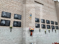 У Кривому Розі відновили меморіальні дошки Героїв, а вандалів розшукує поліція1