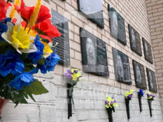 У Кривому Розі відновили меморіальні дошки Героїв, а вандалів розшукує поліція2